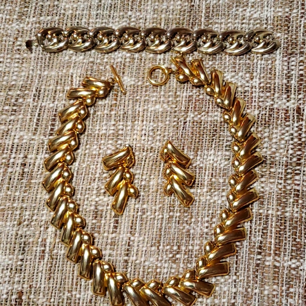 Gold necklace, bracelet set
